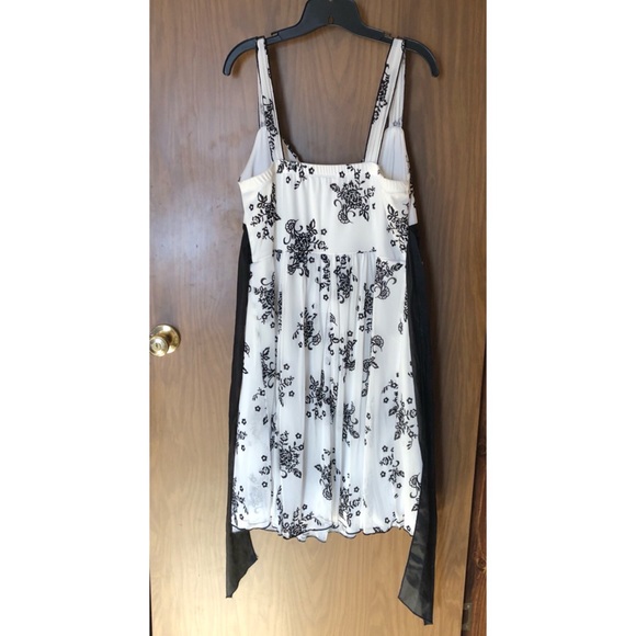 White Cocktail Dress with Black Velvet Floral Pattern - Picture 9 of 10
